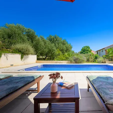 Ferienhaus Sabina Mit Zwei Und Pool By Interhome Pula