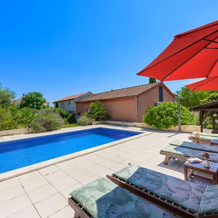 Ferienhaus Sabina Mit Zwei Und Pool By Interhome Pula