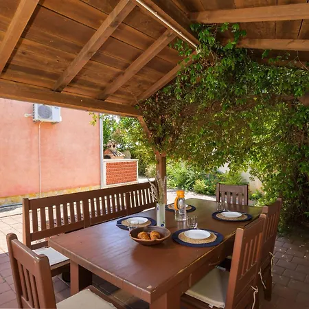 Ferienhaus Sabina Mit Zwei Und Pool By Interhome Pula
