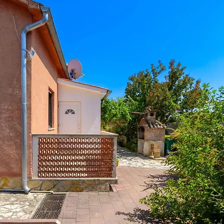 Sabina Mit Zwei Und Pool By Interhome Holiday home Pula